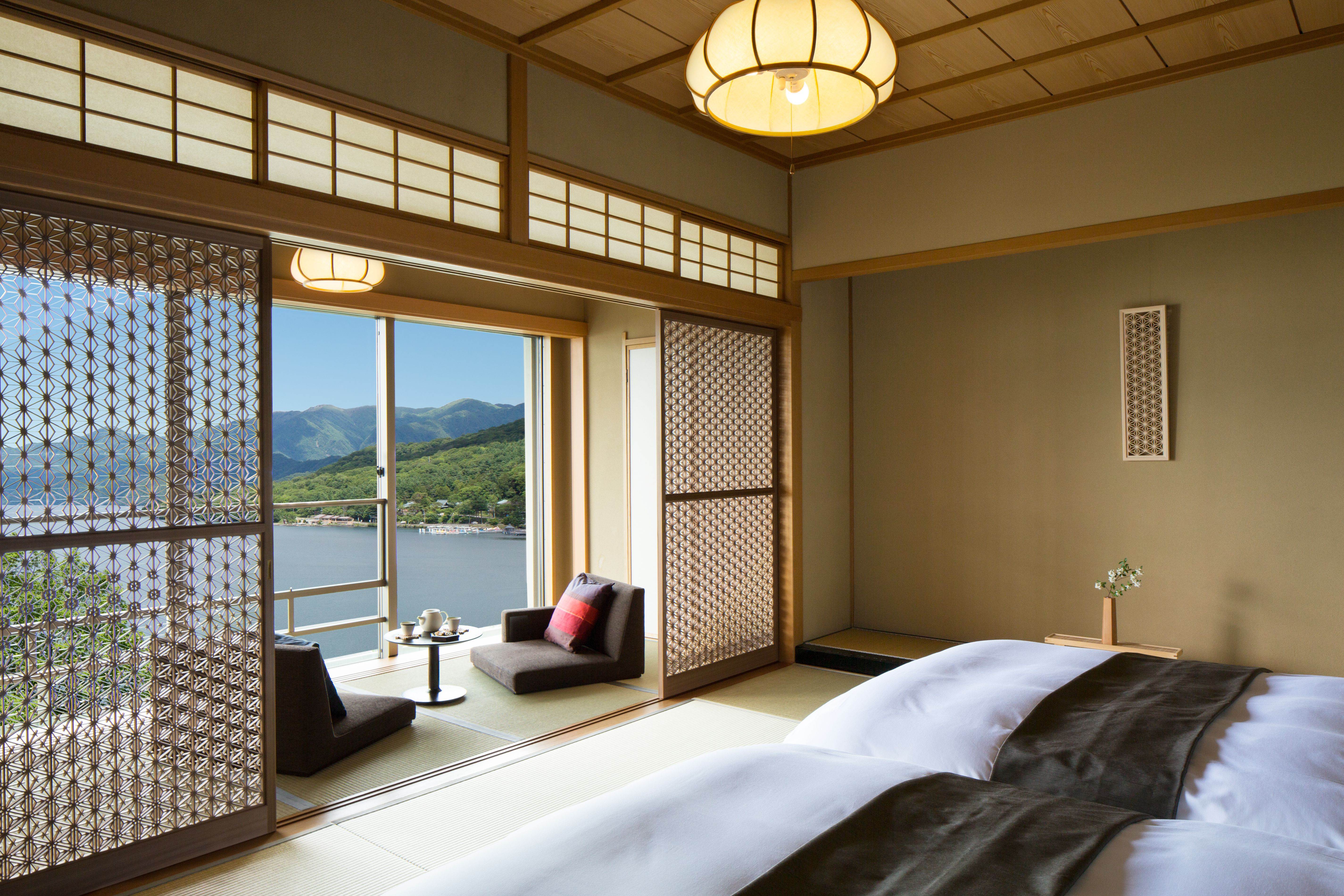 客室は全室が60㎡以上のゆとりのある贅沢な造り。ほぼ全ての部屋から中禅寺湖と男体山を望むことができる