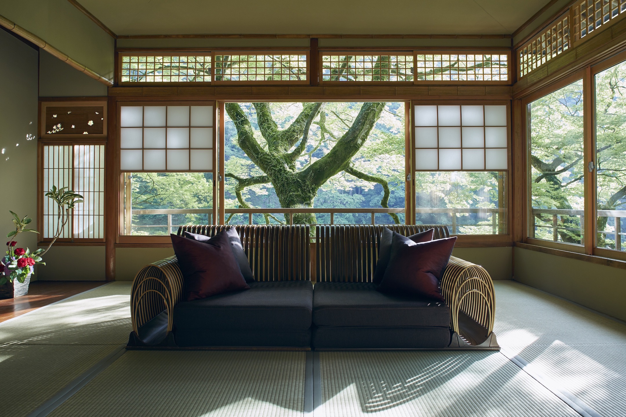 畳ソファでくつろぎながら、京都の四季の眺めが楽しめる客室