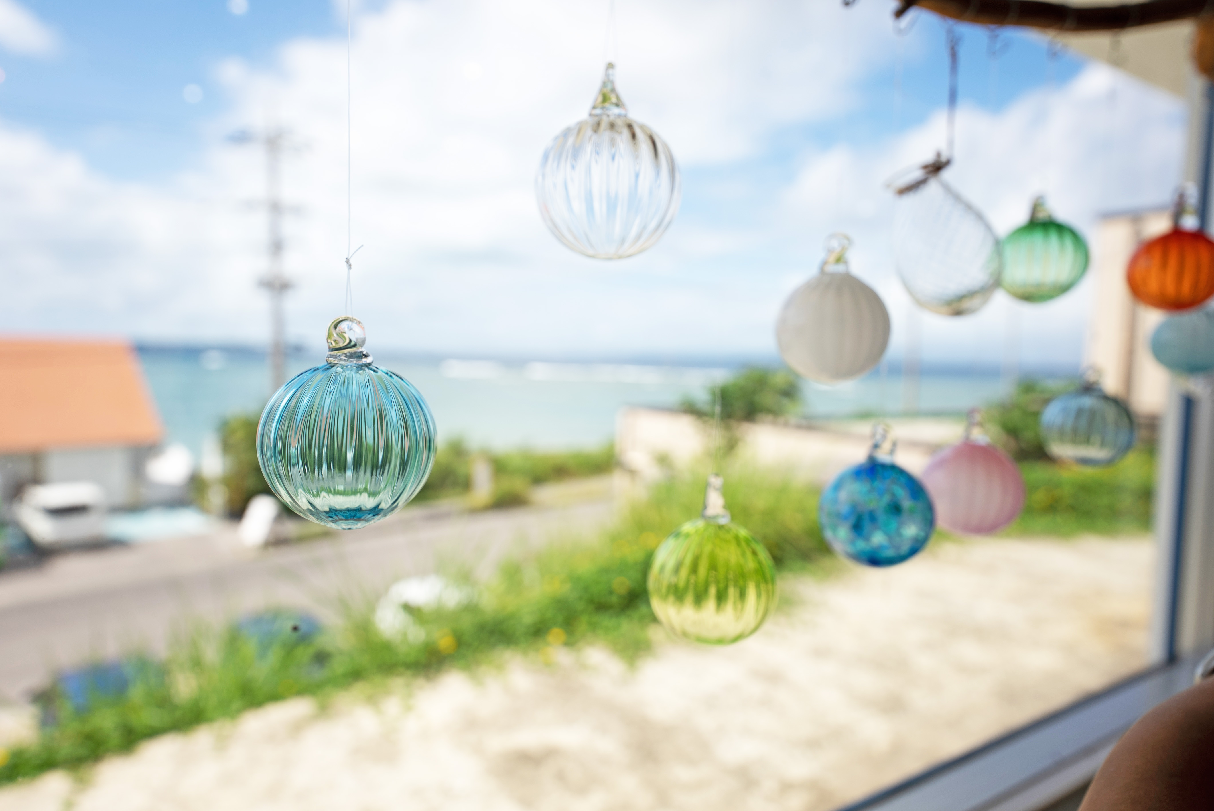 石垣島の美ら海を望むハイセンスな工房。「ジェルキャンドル作成」など、子どもでも楽しめるメニューもそろう 
