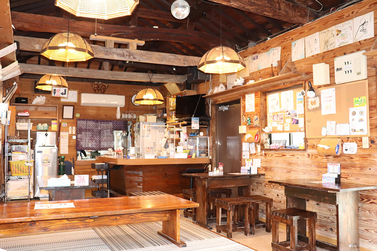 琉球建築で作られた店内は温かみある空間。夜は地元の常連客でにぎわう