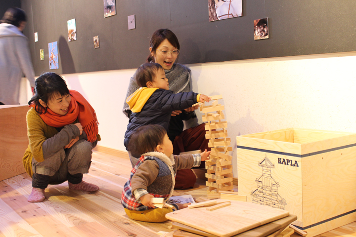 「森のこばこ」では子供たちが自然素材のおもちゃで遊ぶことができる
