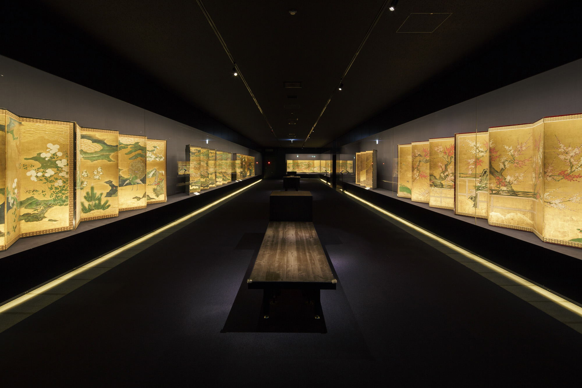 屋内展示面積は約5,000㎡と箱根最大級。写真は屏風をメインに日本絵画のコレクションを公開する3階展示室