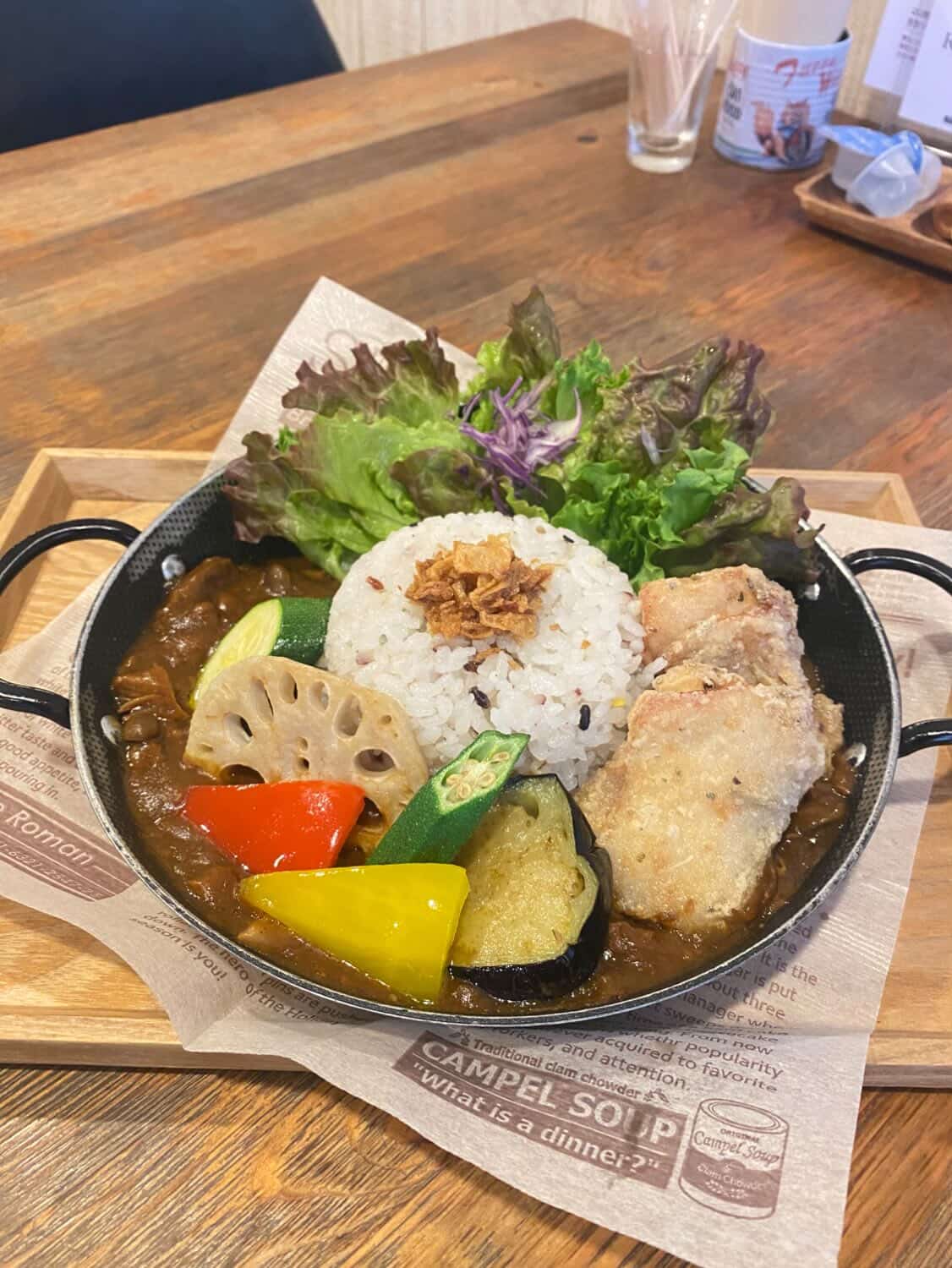 特製のから揚げがトッピングされた「カラットカレー」1,925円（税込）。きのこもたっぷりで、大満足のボリューム