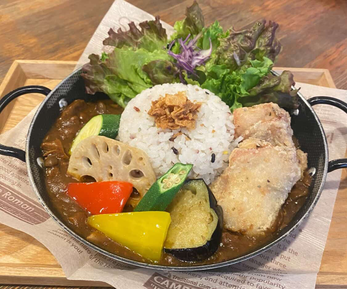 特製のから揚げがトッピングされた「カラットカレー」1,925円（税込）。きのこもたっぷりで、大満足のボリューム