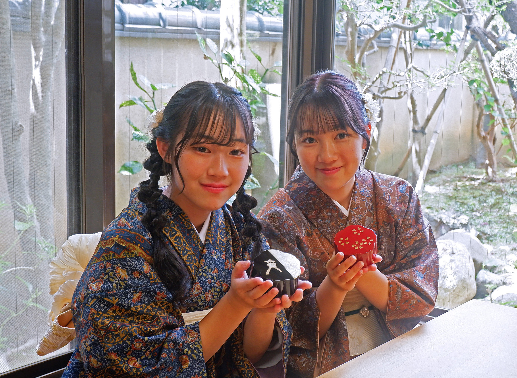 金箔貼り体験で作れる「ミニ桜小箱」2,310円。容器の色は、赤と黒から色を選べます