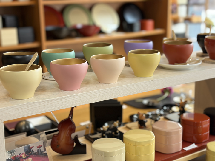 内金仕上げの華やかな「デザートカップ」（直径9cm×高さ7cm）。1個3,850円