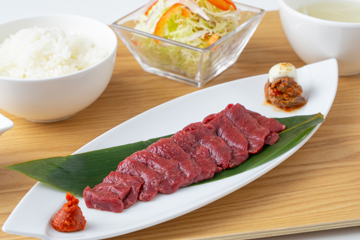 「会津ブランド馬刺しランチ」2,590円（桜スープ・小鉢付き）