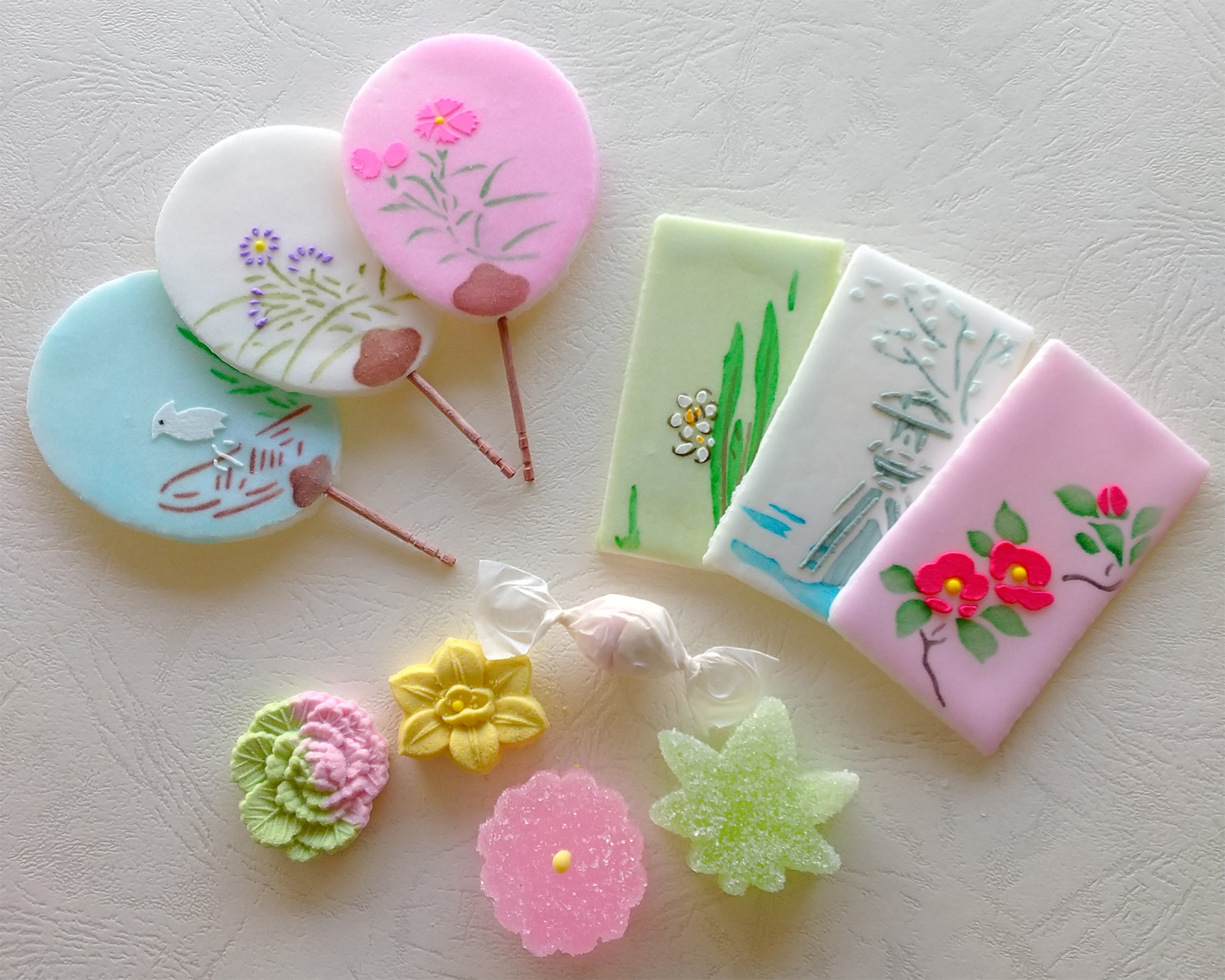 うちわ煎餅、加賀志きし、季節の落雁やゼリーなどを詰め合わせた「金澤めぐり」（季節によって内容は変わります）