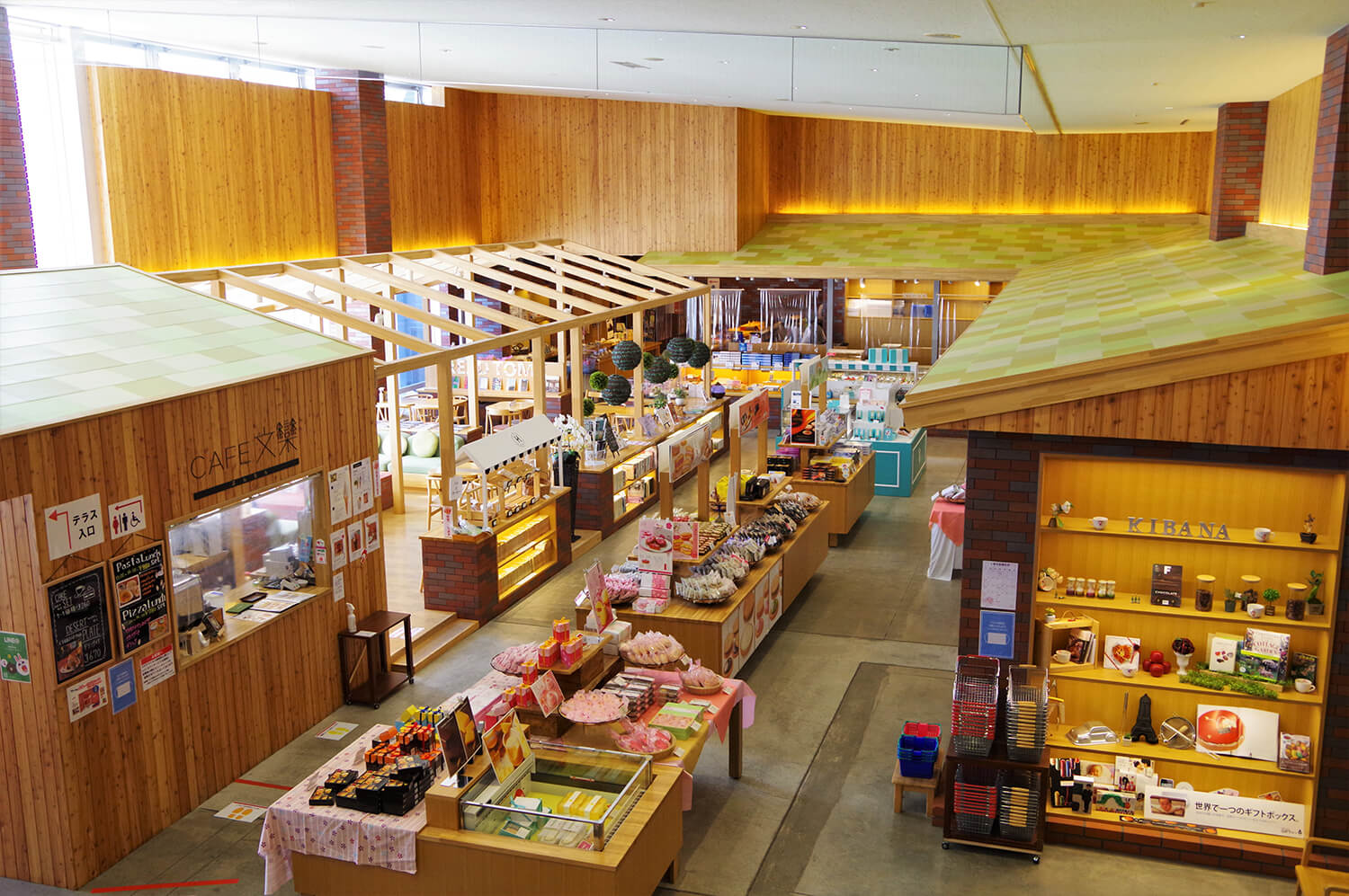 木工クラフトの街、旭川市らしく木の温もりに包まれた店内。北海道産の松材を多用しています