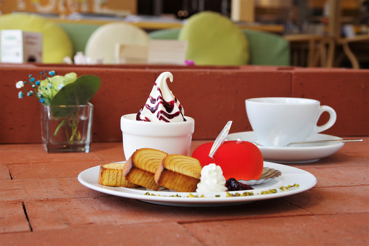 デザートプレート（670円）。赤いケーキは、ピスタチオジュレとホワイトチョコムースの「クール」