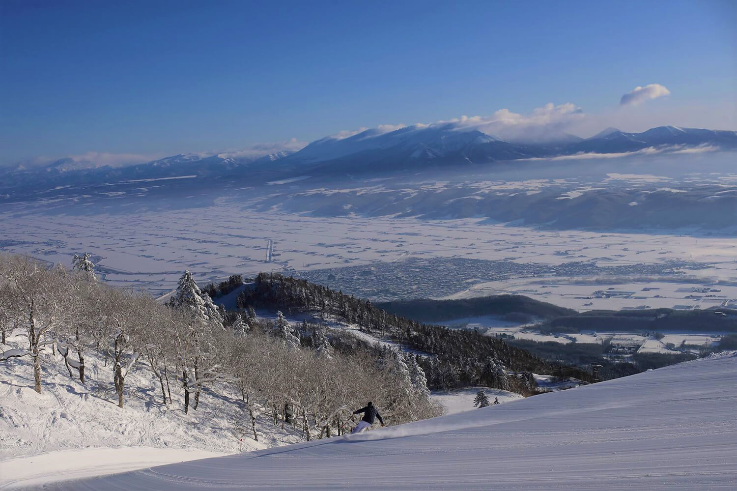 正面遠くに大雪山連峰や十勝岳を望み、雄大な風景も楽しめるスキー場