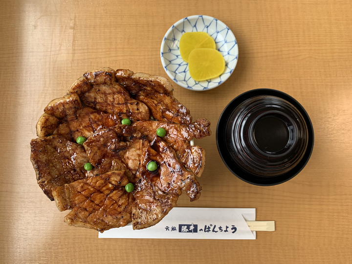 メニューによって肉の量が異なる。写真は「豚丼 華」