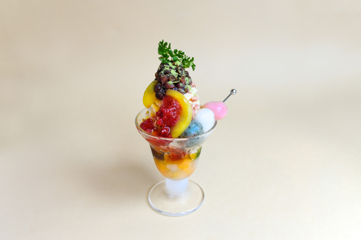 3色だんごをのせたパフェ。「宮ノ下小町」900円