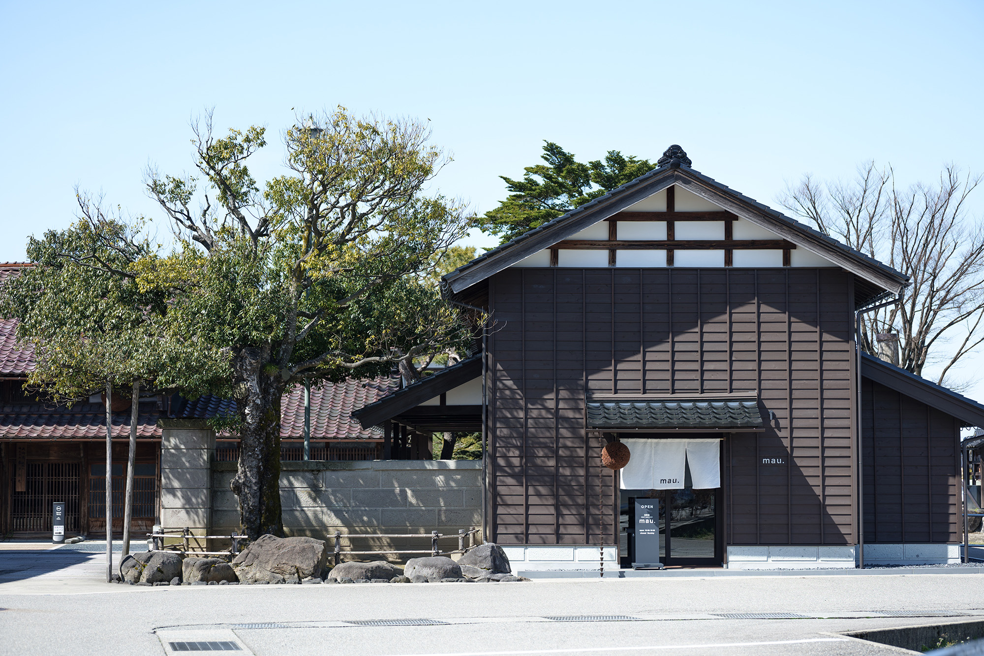 築70年以上の納屋をリノベーションした「天狗舞 SAKE SHOP mau.」