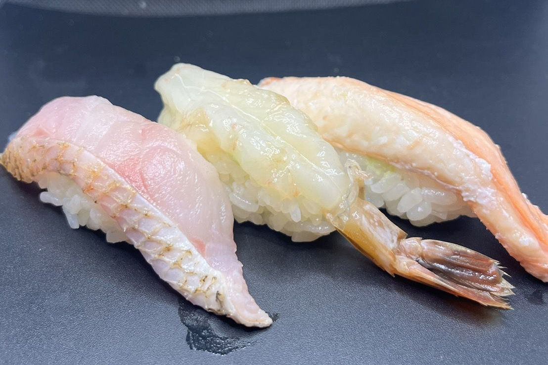 のどぐろ・ガスエビ・紅ズワイガニが味わえる「金澤盛り」1,210円（仕入れなどにより商品のネタ・価格が多少変動する場合があります）