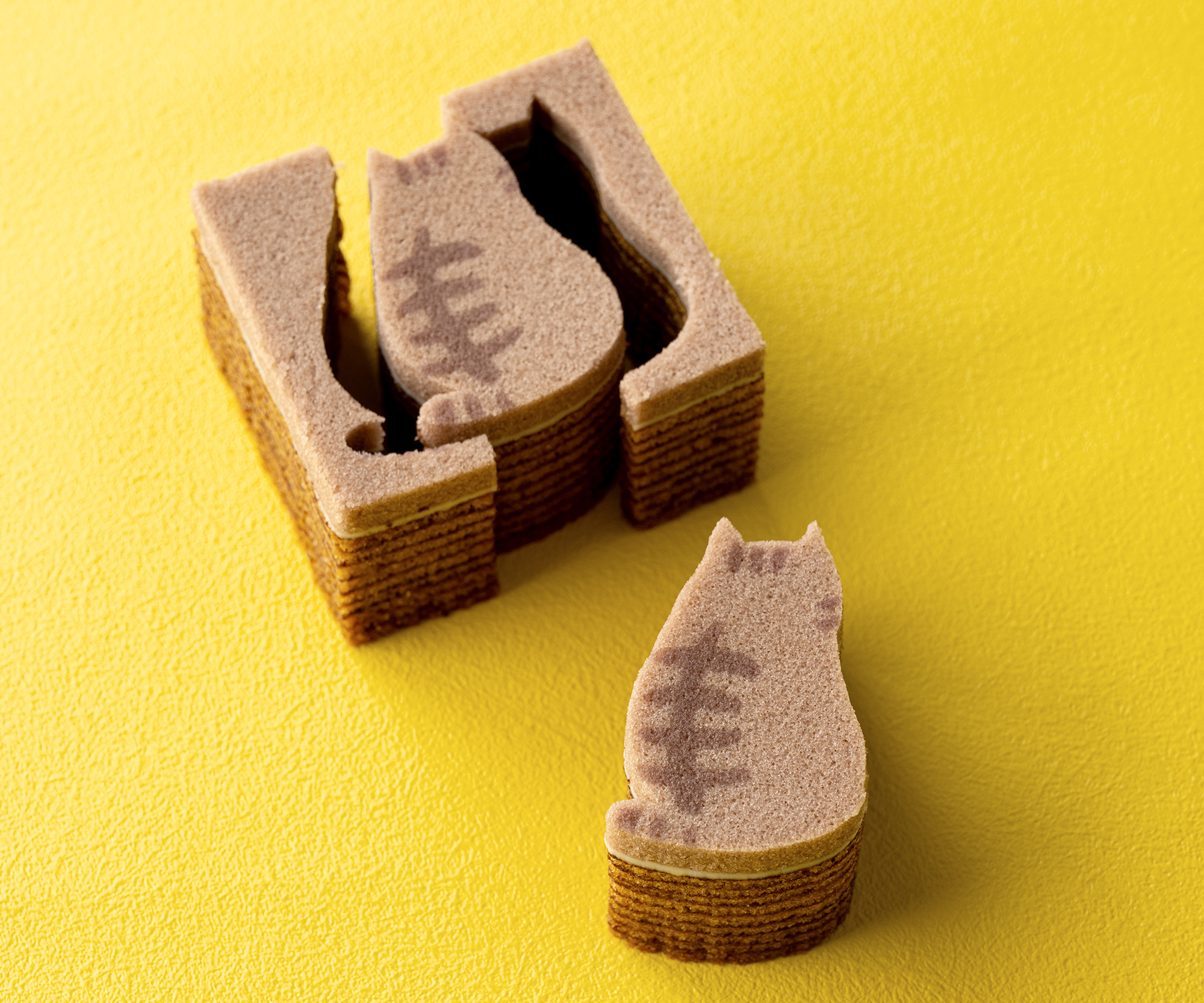 四角いバウムクーヘンの型を切り抜くと現れる猫の「トラ」