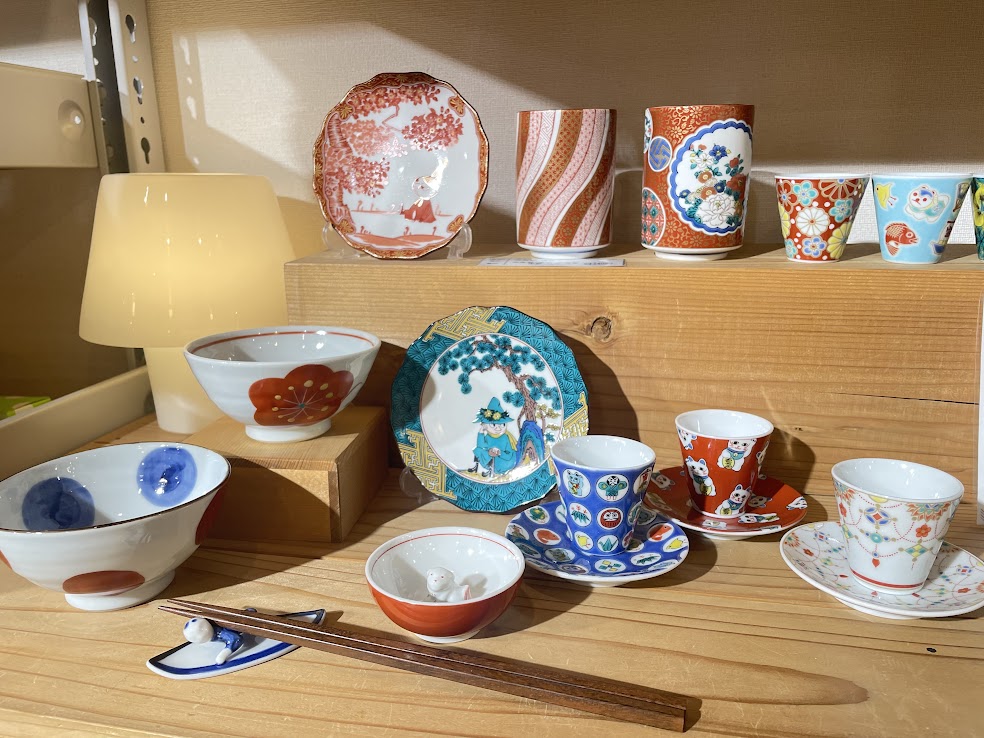 九谷焼各種。九谷焼の人気作家による「色梅飯碗」3,080円（左）など
