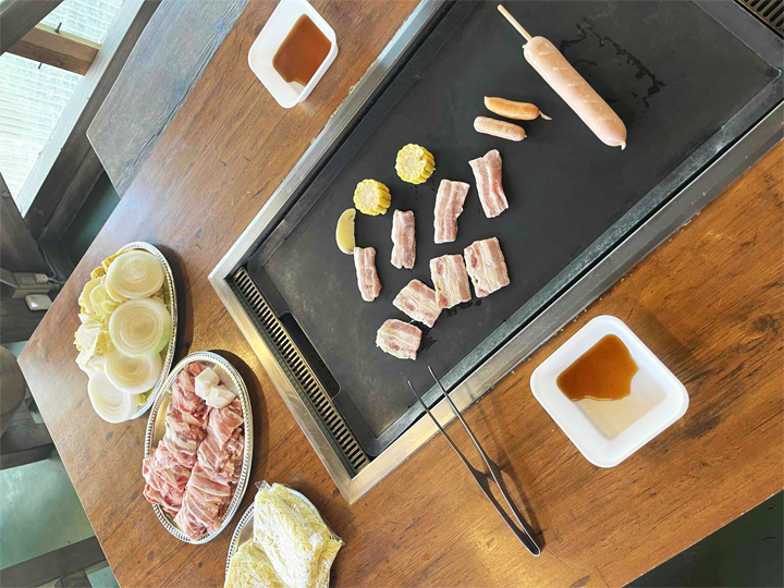 肉やソーセージ、野菜盛り合わせ、焼きそば麺などのセットメニューをチョイス