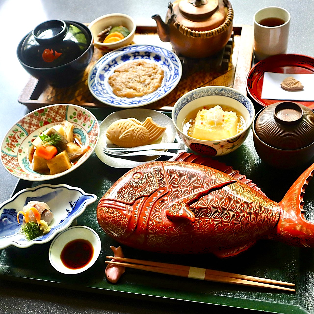 一番人気の「宝尽くし膳（たからづくしぜん）」。鯛ごはん、鯛茶漬け、お造り、鯛かまのあら炊き、玉子豆腐の揚げ出し、デザートと盛りだくさん
