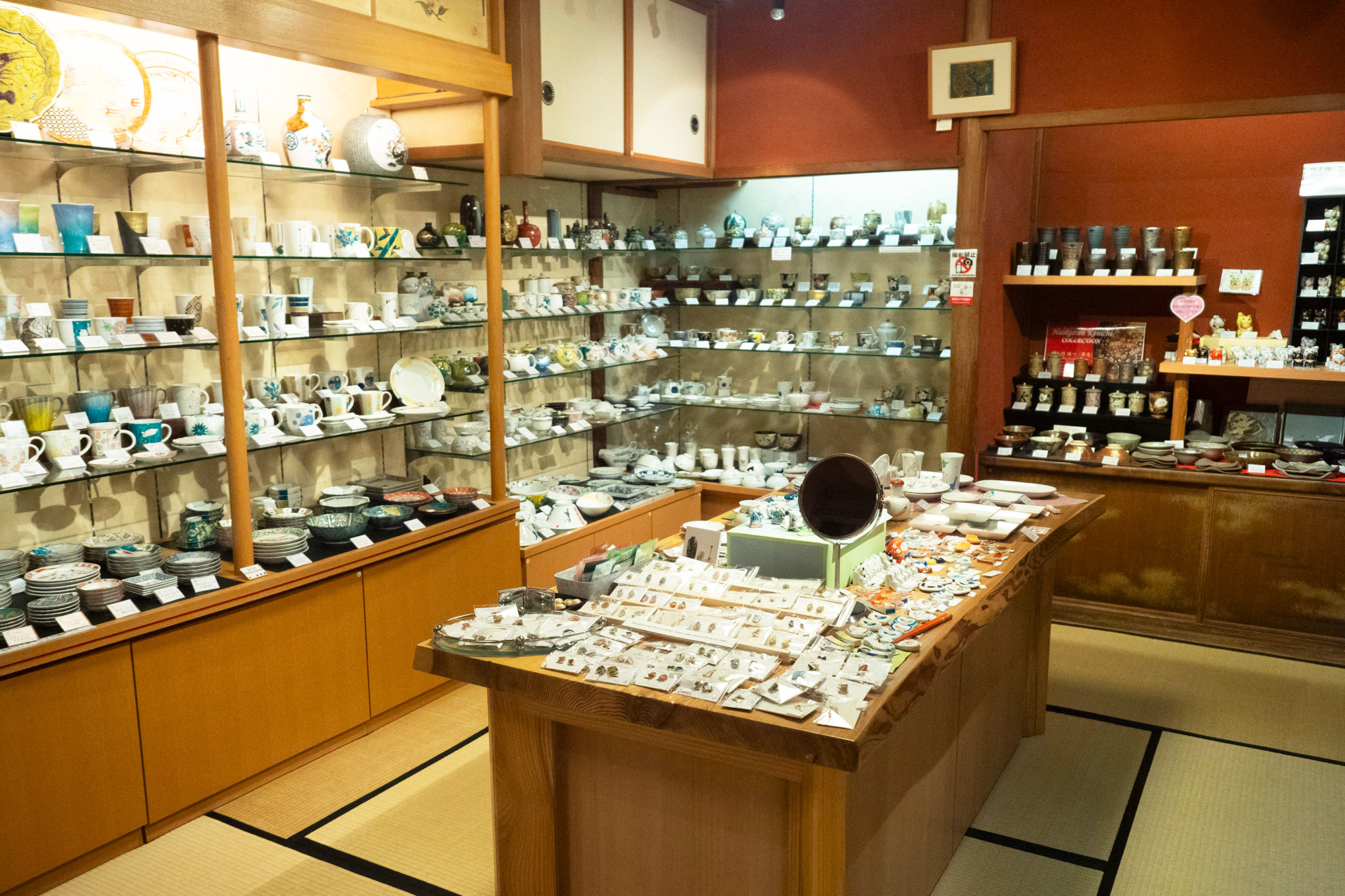 色とりどりの九谷焼の器や置物、グラスがずらり
