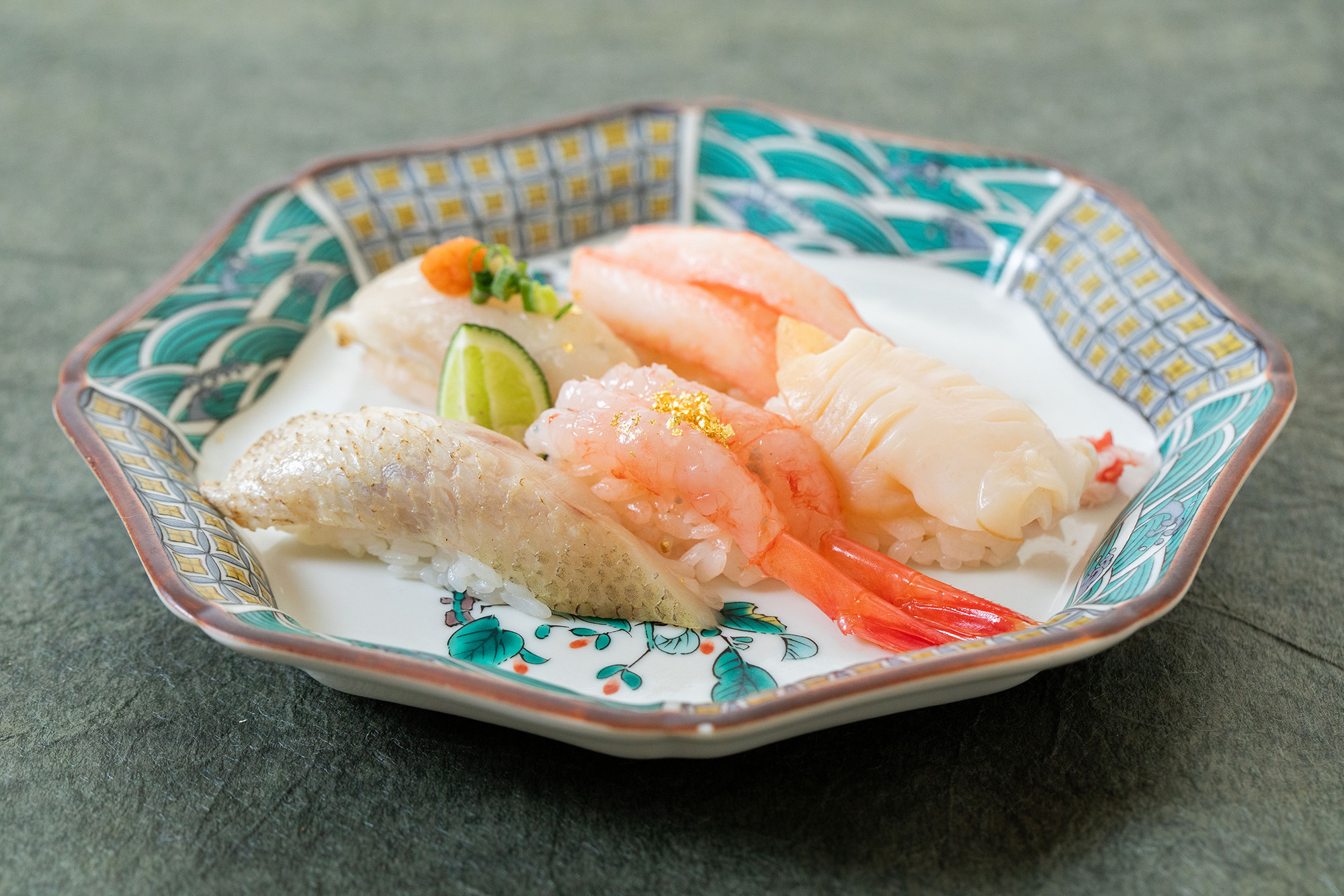 「加賀百万石握り」（時価）。甘エビにあしらっているのは金箔