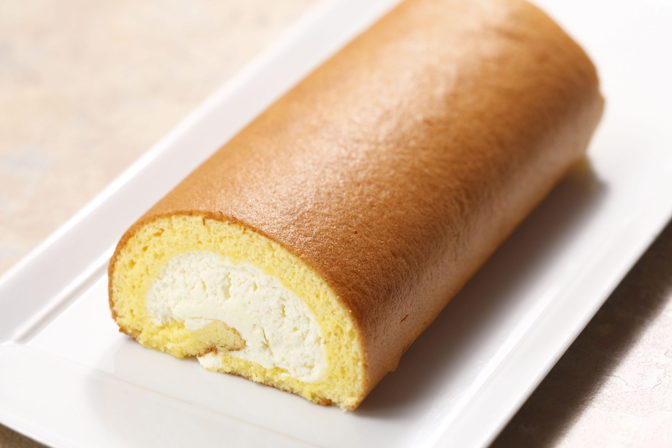 和三盆入りクリームを包み込んだ、やさしい甘さの「箱根ロール」450円（ワンカット）