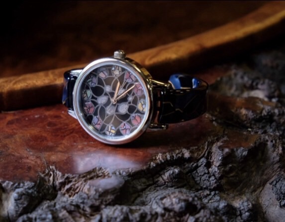 繊細な色合いが美しい「はなもっこ」の腕時計。時計23,595円〜、ベルト3,025円〜