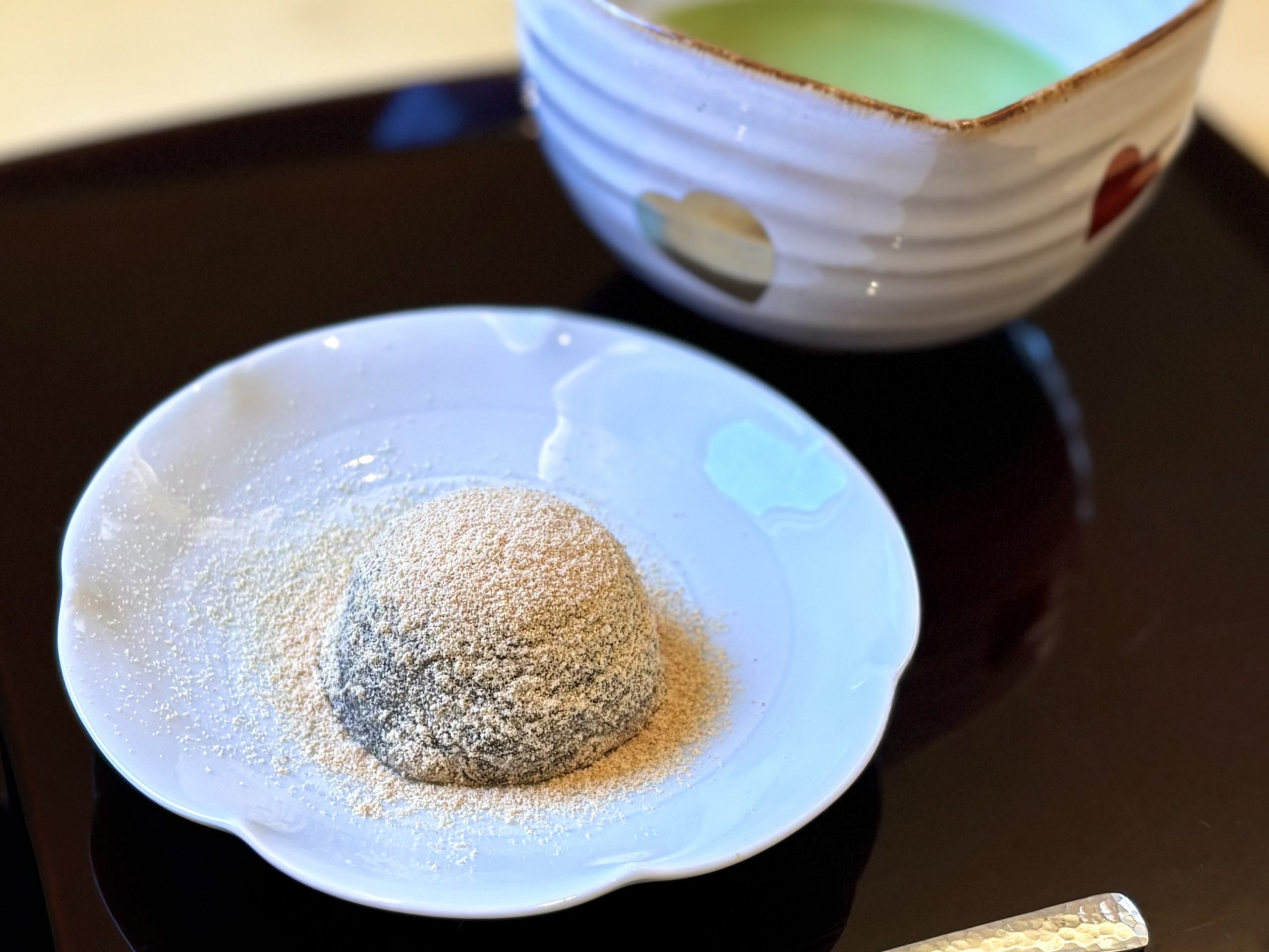わらびもちの中にはこしあんがたっぷり。「ちもとの御菓子とお茶セット」1,200円（税込）