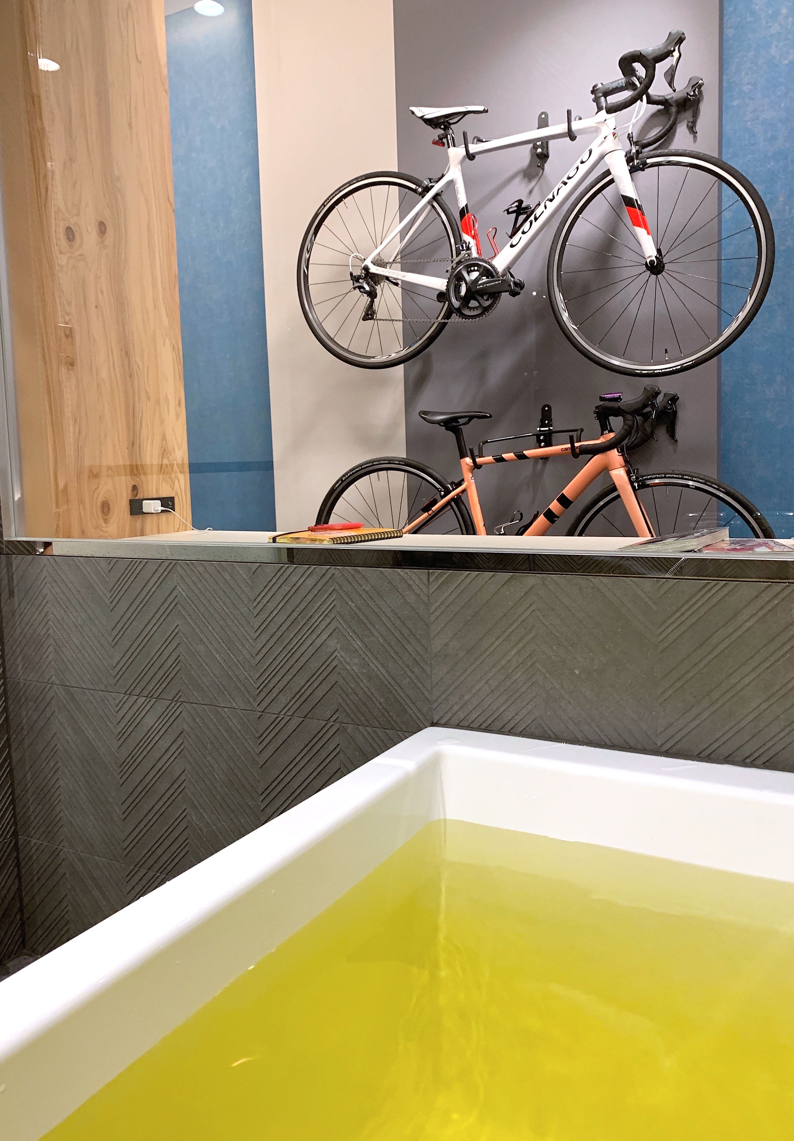客室に自転車が持ち込める「サイクルルーム」。湯船に浸かり、愛車を眺めながらのバスタイムは最高!? アトレ内のドラッグストアで入浴剤も購入。