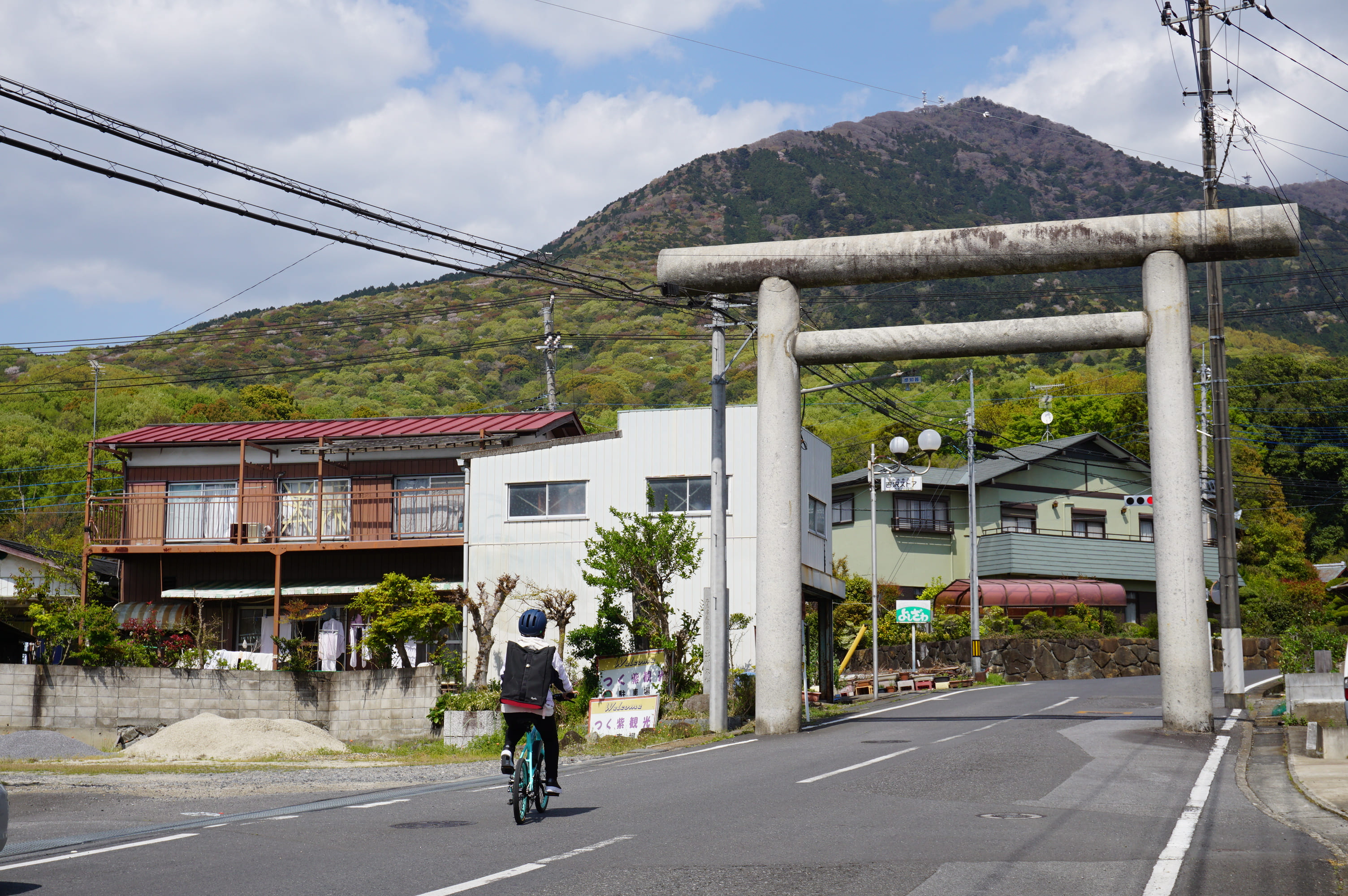 旧筑波駅前からのびる坂道は筑波山神社への参道