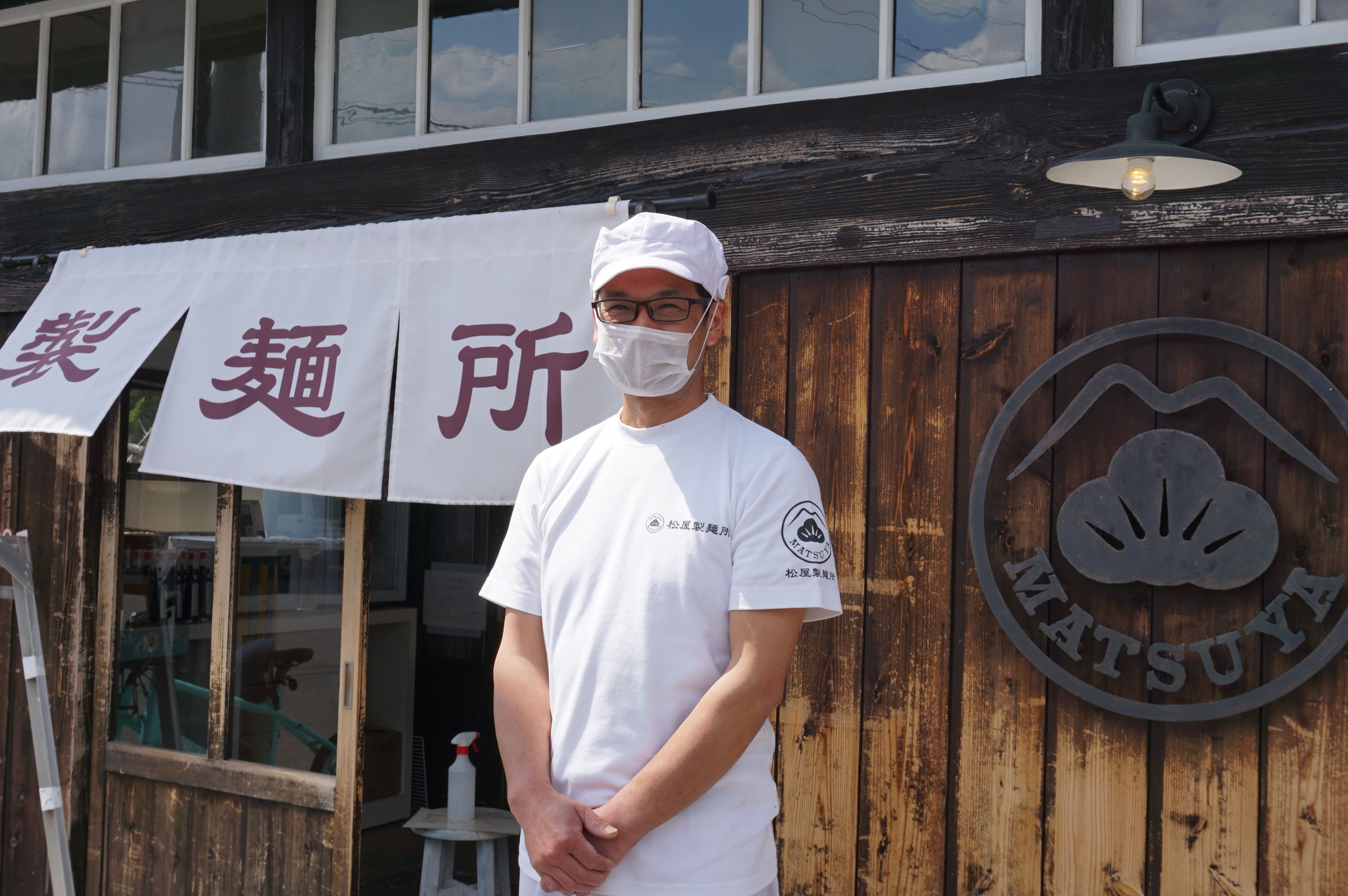 大正時代に建てられた土産店の佇まいに惚れ込んだという松屋製麺所の所長・川村能功さん。