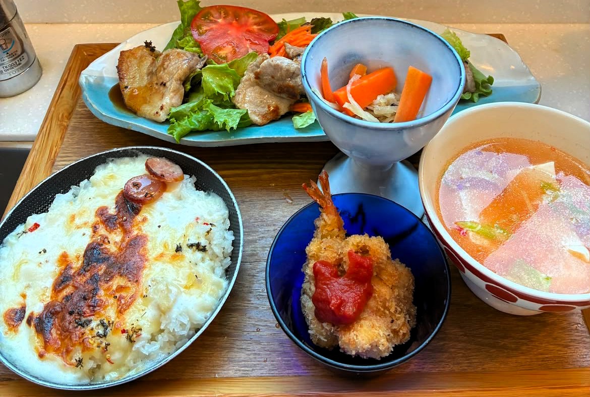 人気メニューが詰まっている人気のお食事「おまかせ満足ランチ」