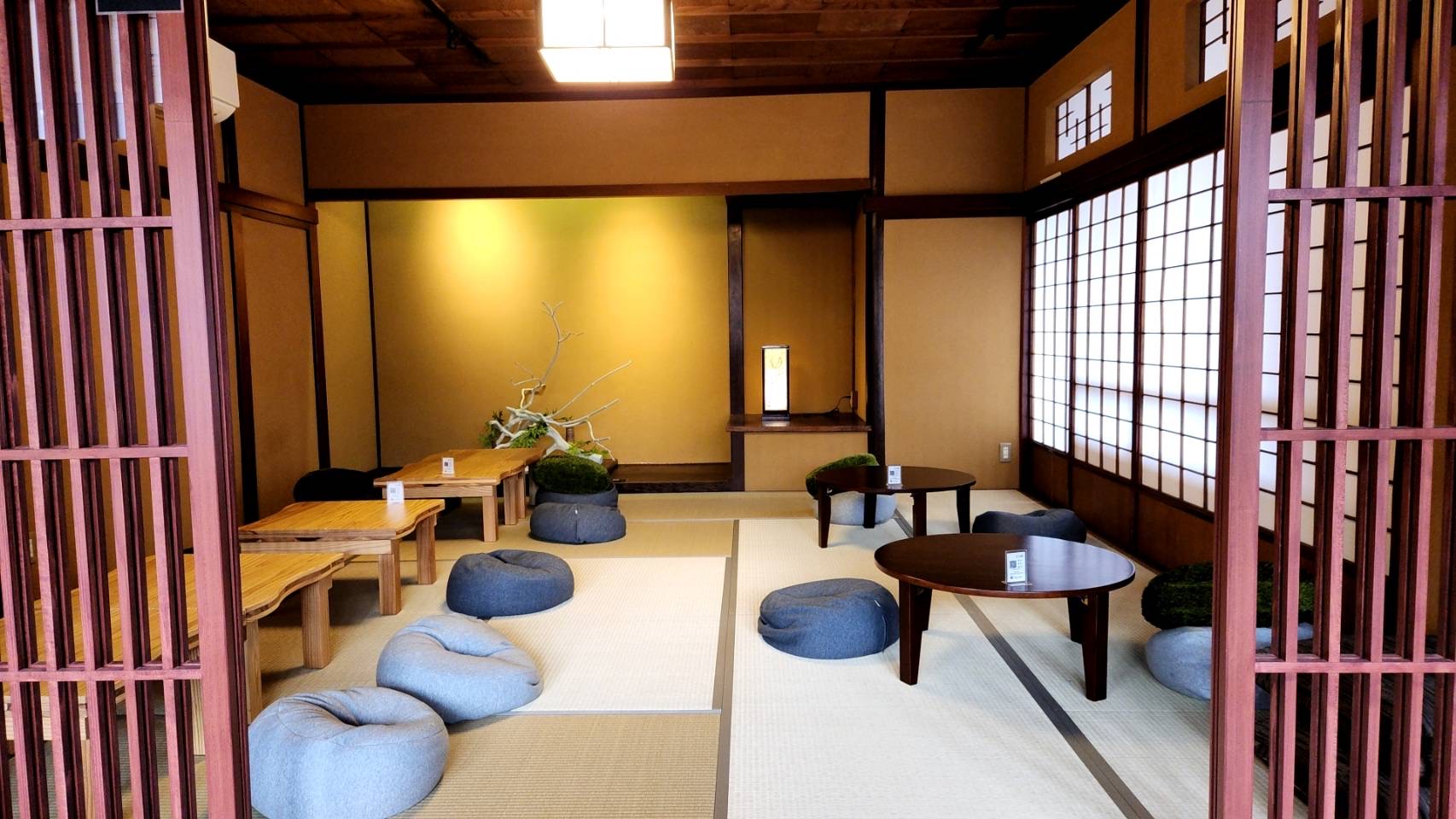 2階建ての金澤町屋で、靴を脱いで寛げる畳の和室もある