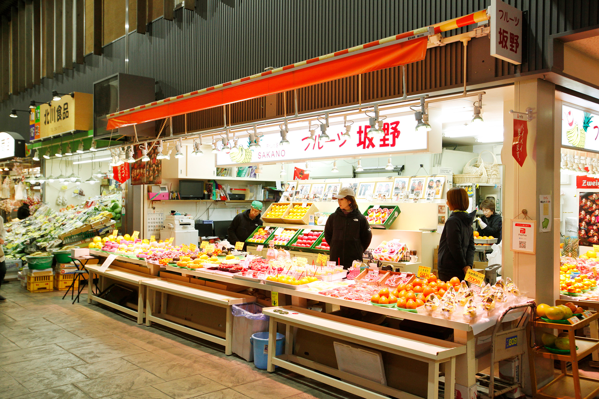 カップに入ったカットフルーツは、季節のおいしいものを吟味