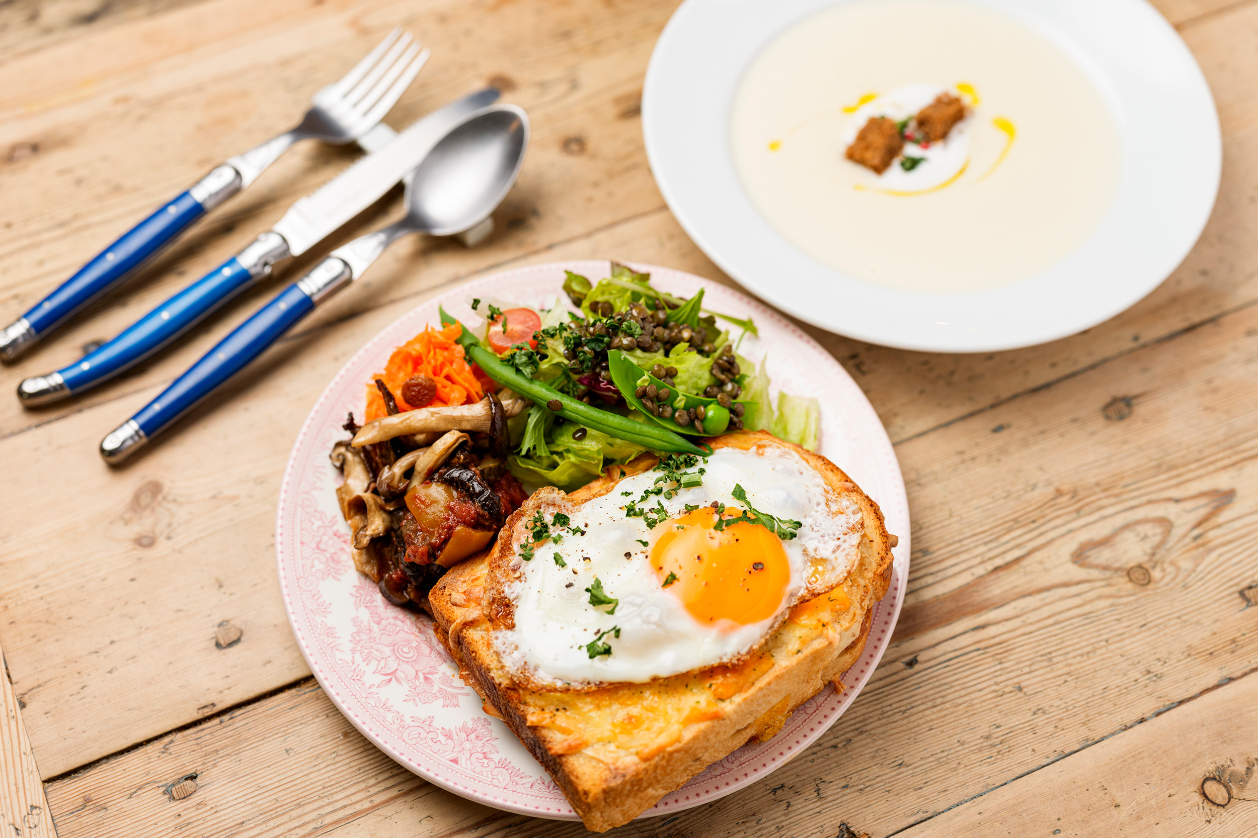 「プレートランチ　クロックマダム（スープ付き）」2,378円。自家製ソーセージを選んだ場合、プラス500円