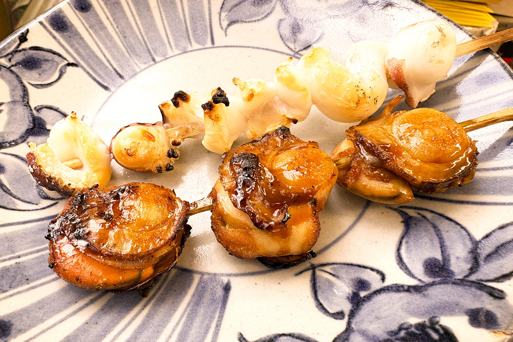 ホタテ串（甘たれ焼）650円、香ばしいモンゴウイカのゲソ500円