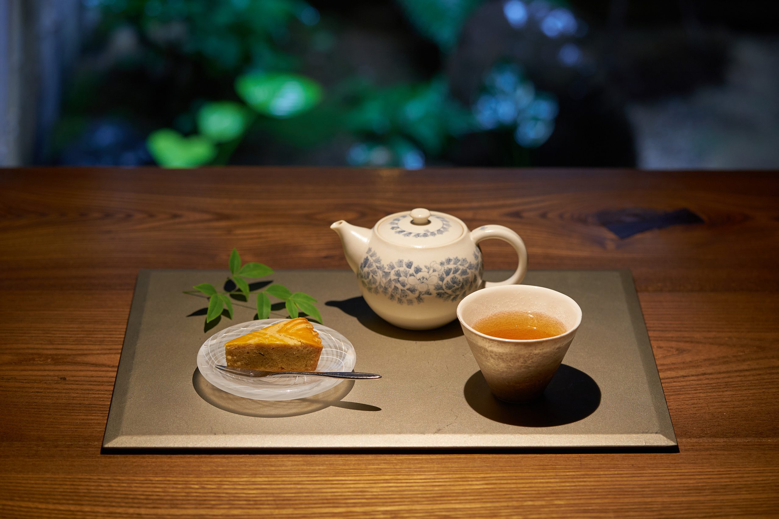 「焙じ茶 季節の菓子付き」1,540円（税込）。「献上加賀棒茶」や「今月の焙じ茶」などから、好みの焙じ茶を1つ選べる。