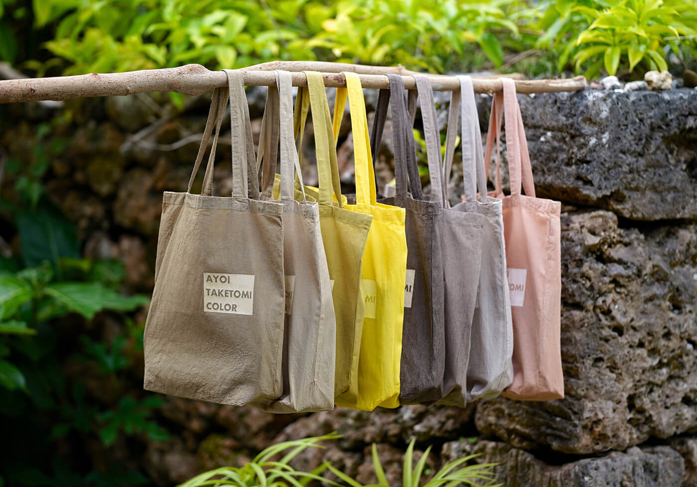 落ちついた色合いの「Ayoi TAKETOMI color」のエコバッグ（1,600円）を持てば、自然と歩調もゆったりに