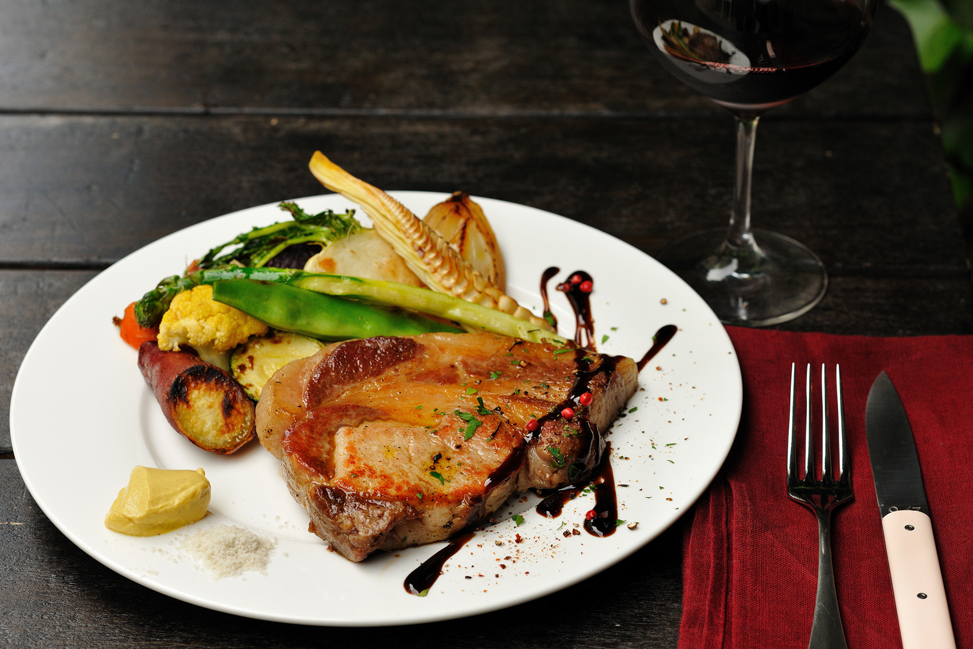 豚肉のグリル 150g　2,700円、グラスワイン750円～　＊写真はイメージです