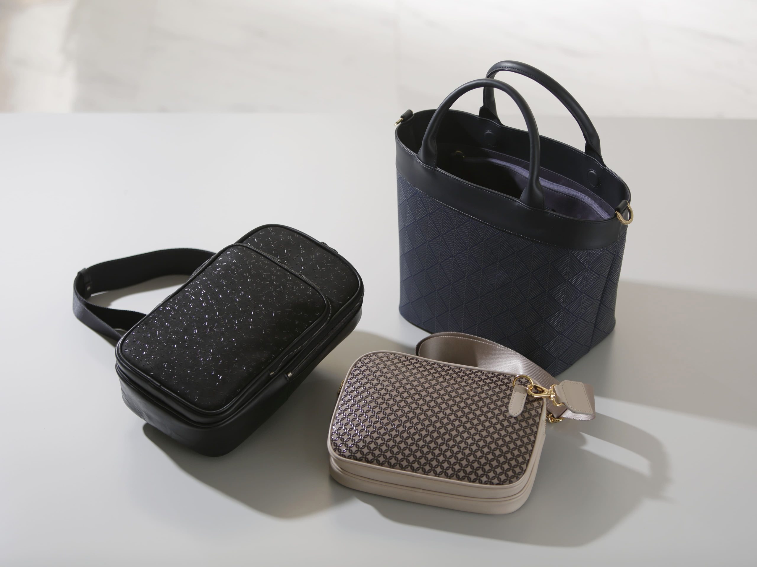 ショルダーバックやハンドバック、財布など、商品の種類も豊富