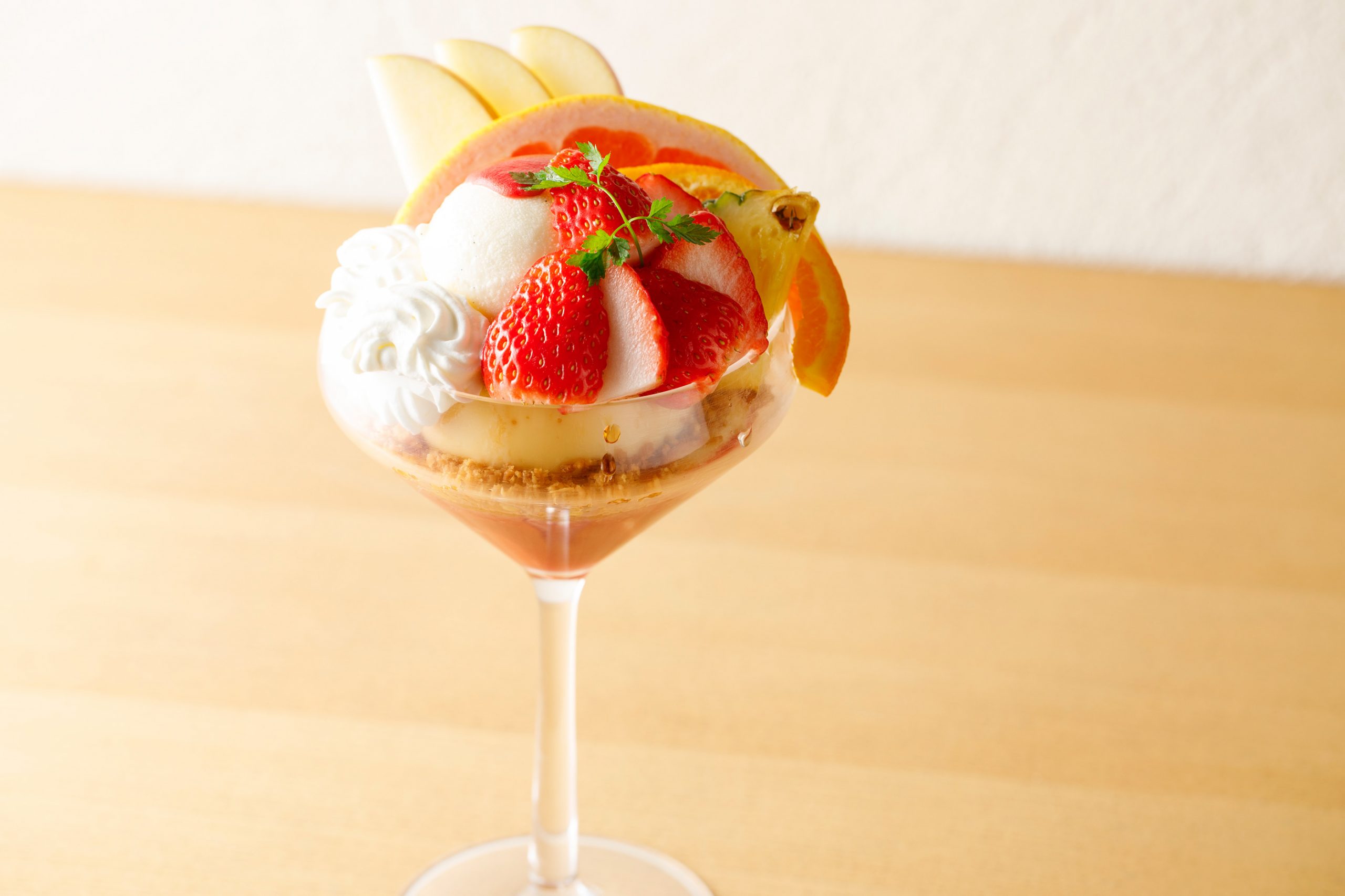 人気の「苺のプリンアラモード」1,380円をはじめ、定番から季節限定までアートなパフェが揃う