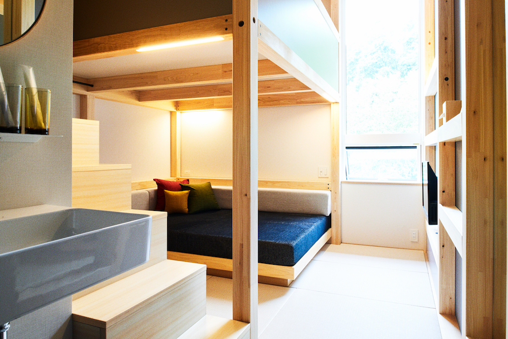 ロフトベッドを備えた客室「ヤグラルーム」は、コンパクトながらも、のびのびくつろげる作り