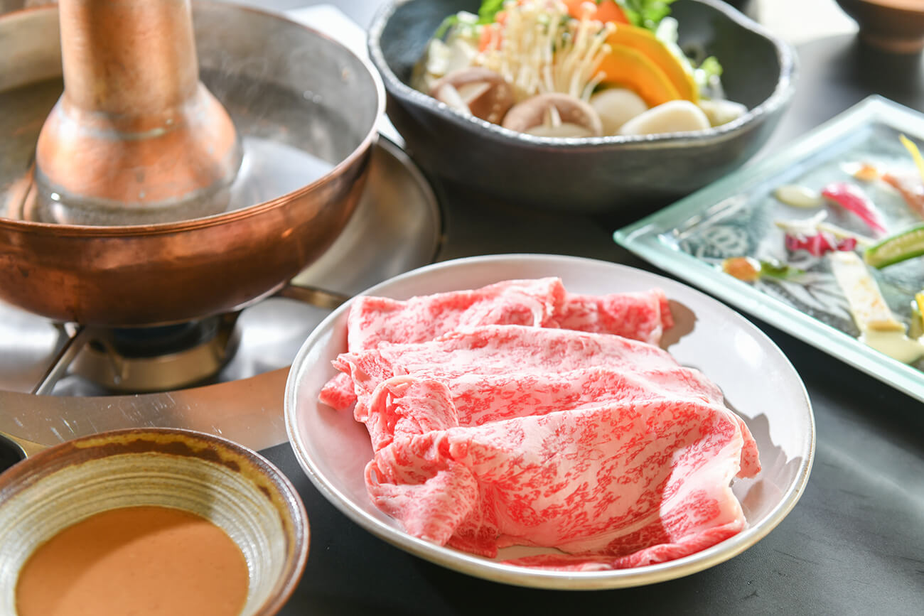 島根県産の黒毛和牛は、脂と赤身のバランスが程よく、伝統のゴマダレやポン酢との相性も抜群