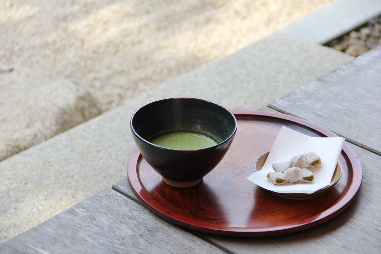 抹茶と松江銘菓のセットは一服450円。日本庭園を眺めながら、松江の茶文化を五感で体験できる