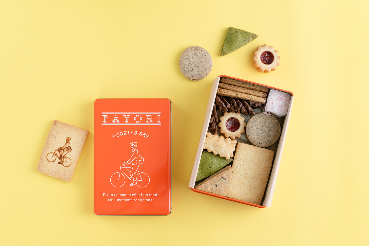 「TAYORI オリジナルクッキー缶」。朱色のほか、紺（11種類3,500円）もある
