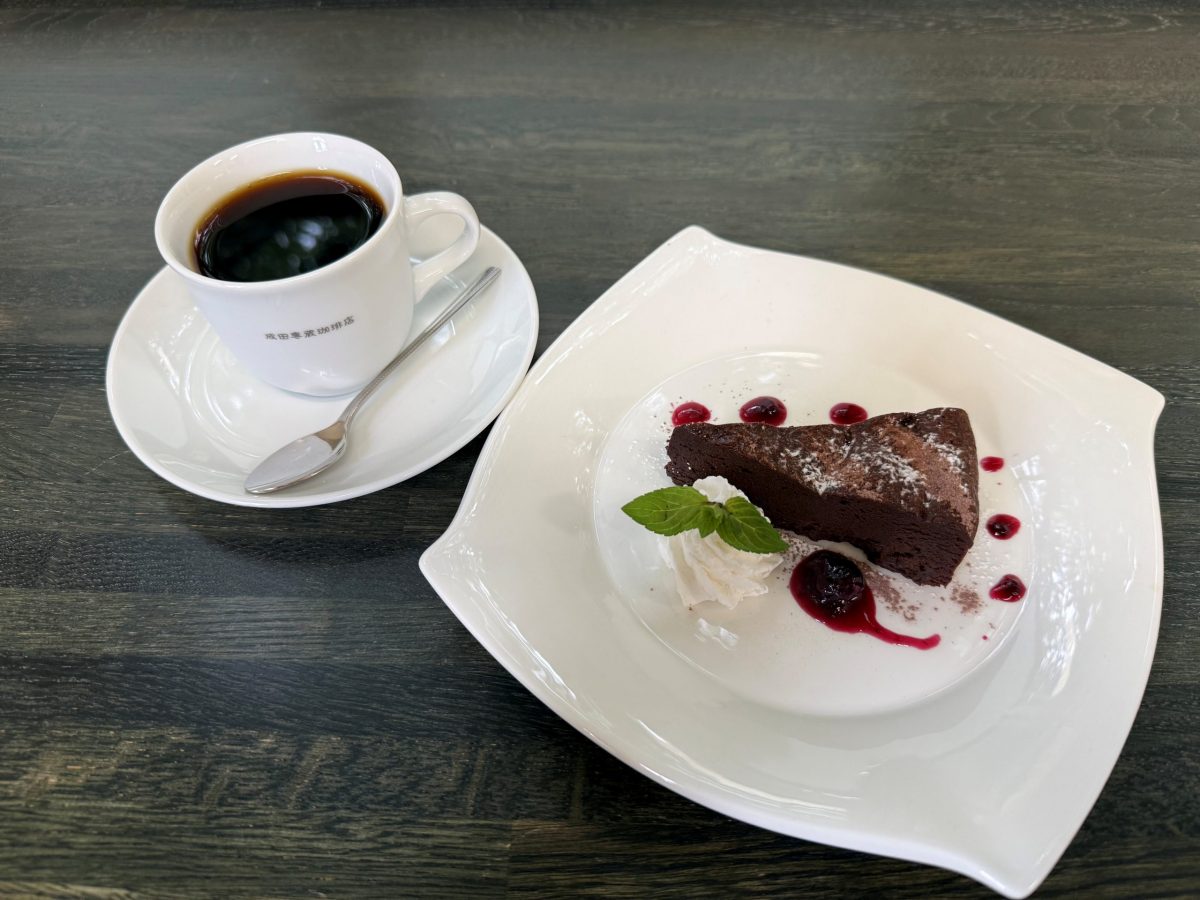 マイルドコーヒーとチョコレートケーキ