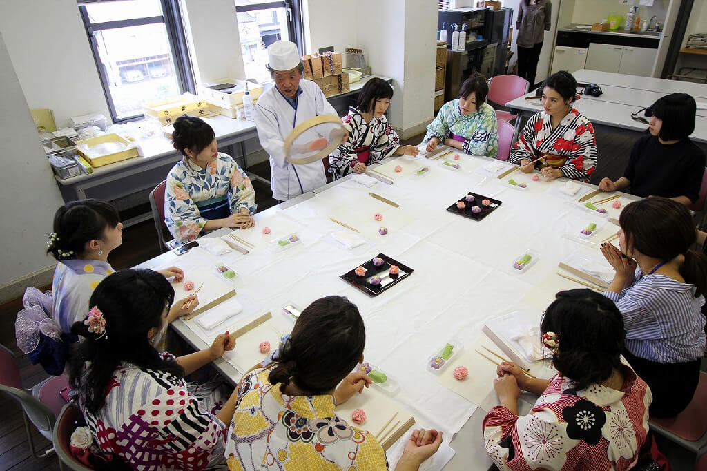 職人さんに学ぶ「松江の和菓子作り体験」では、自分で作った和菓子を持ち帰ることができる