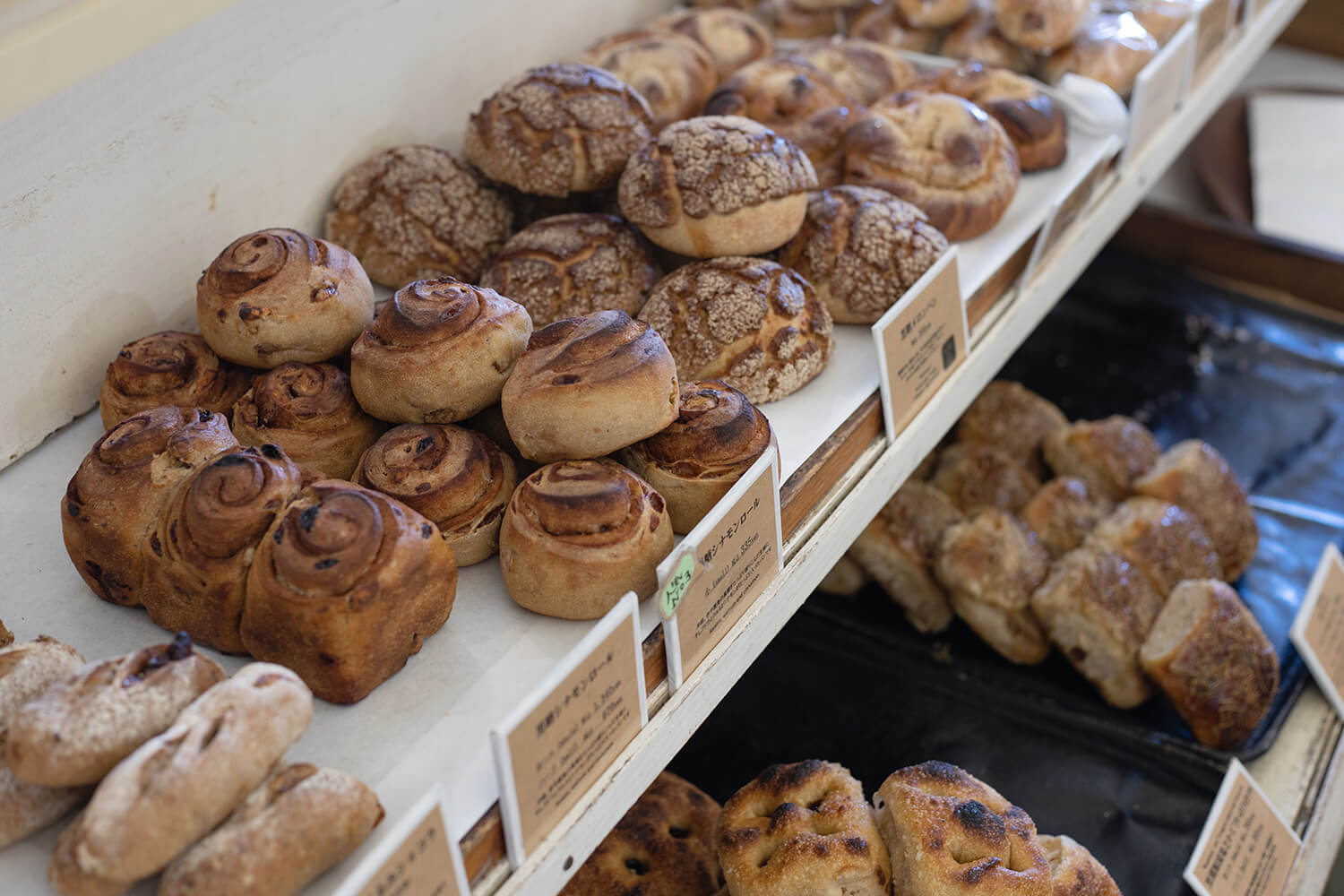 ハード系のパンが並ぶ店内。ずっしりとした重みも魅力