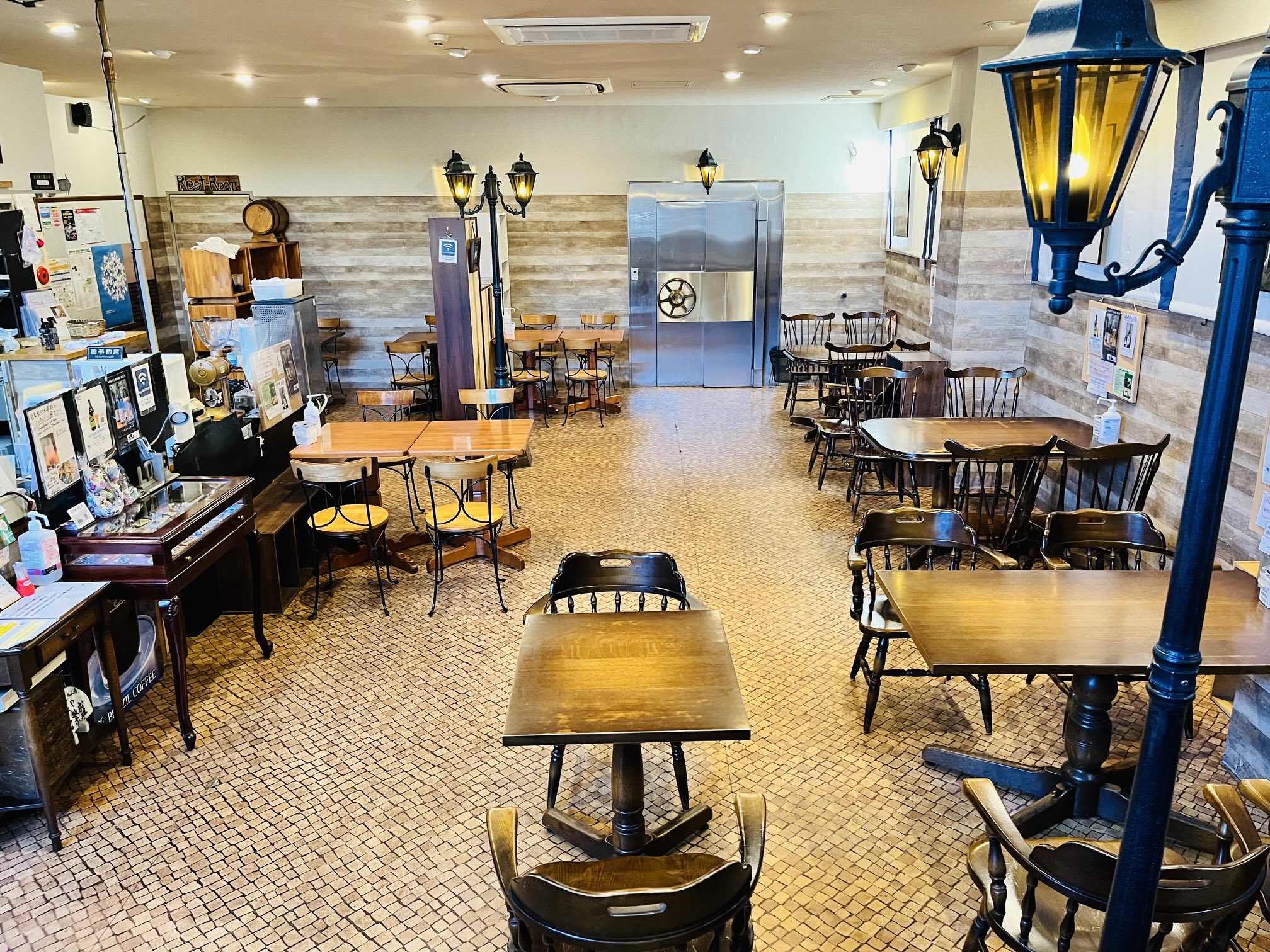 フランス語の「街灯」を意味する店名の通り、店内におしゃれな街灯が並びます。