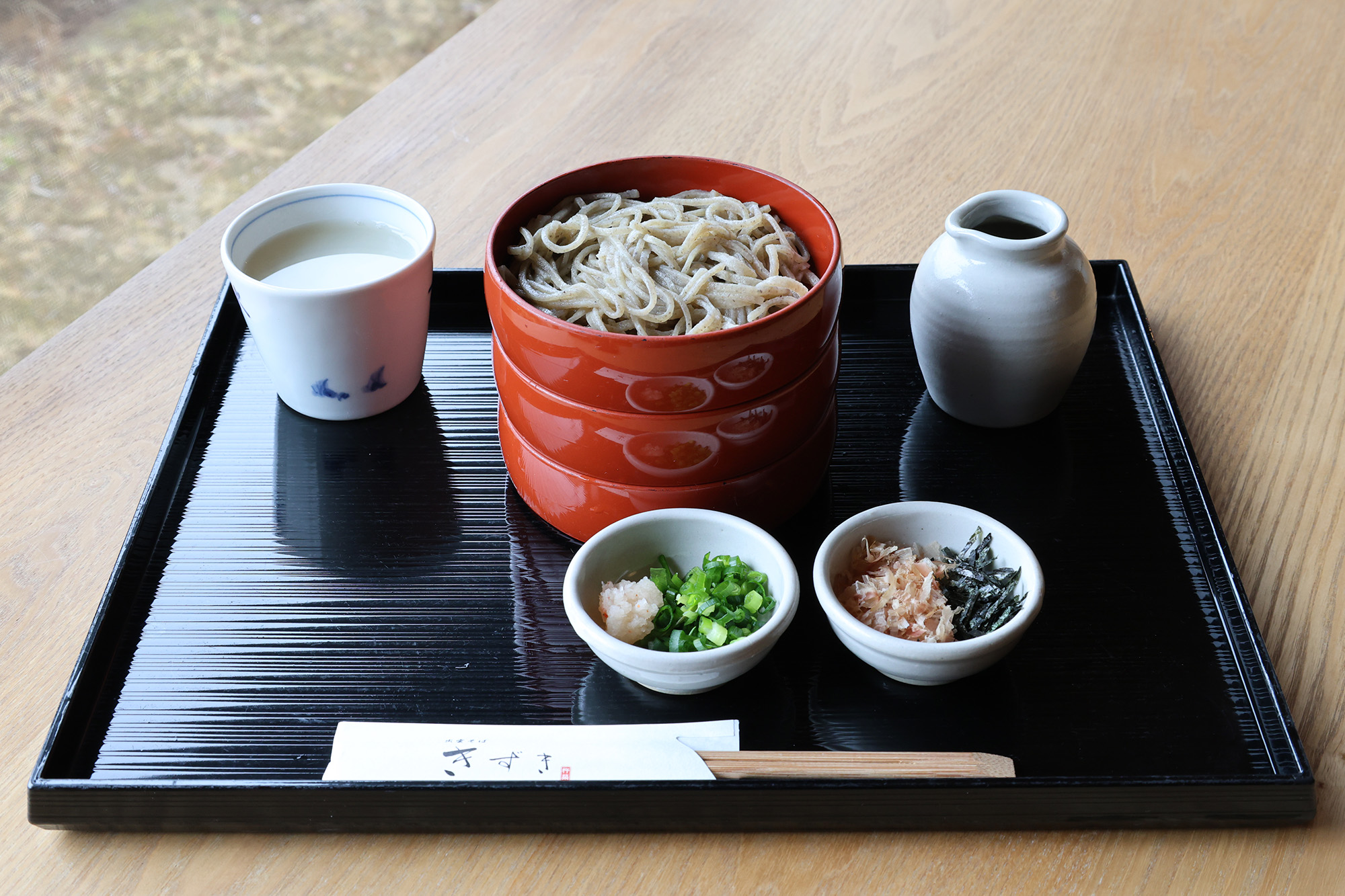 丸い漆器「割子」にそばを盛り付けた「割子そば」